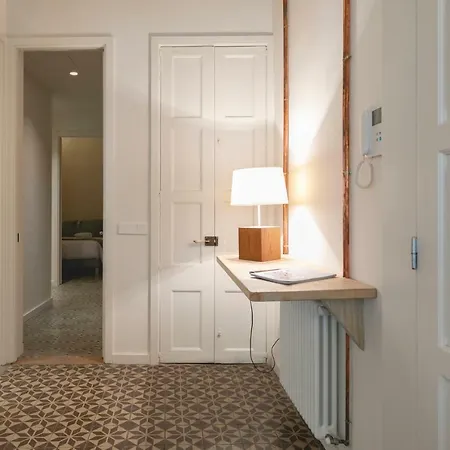 Bravissimo Mercaders, Beautiful 3 Bedroom Lägenhet Girona